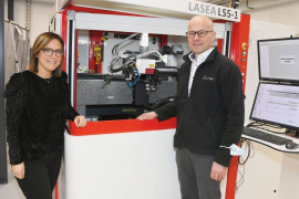 Son CEO pour la Suisse, Anton Vogel Meylan et Violette Marbehant, Marketing Manager chez LASEA, posent avec grande fierté devant une des machines à laser femtoseconde.