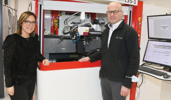 Son CEO pour la Suisse, Anton Vogel Meylan et Violette Marbehant, Marketing Manager chez LASEA, posent avec grande fierté devant une des machines à laser femtoseconde.